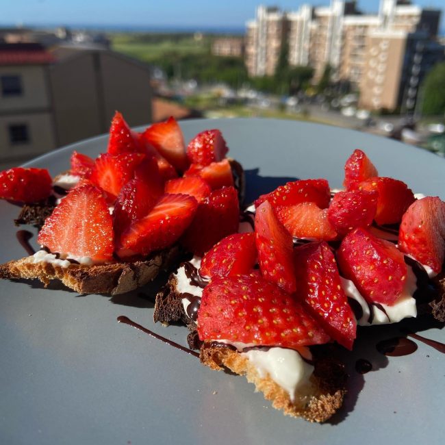 pane fragole yogurt cioccolato fondente -Dottoressa Giulia Leonori - Pomezia - giulialeonori.it